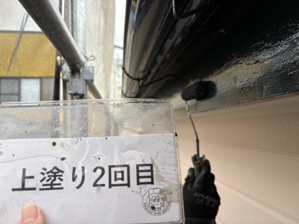 鼻隠し塗装<br />
上塗り2回目状況