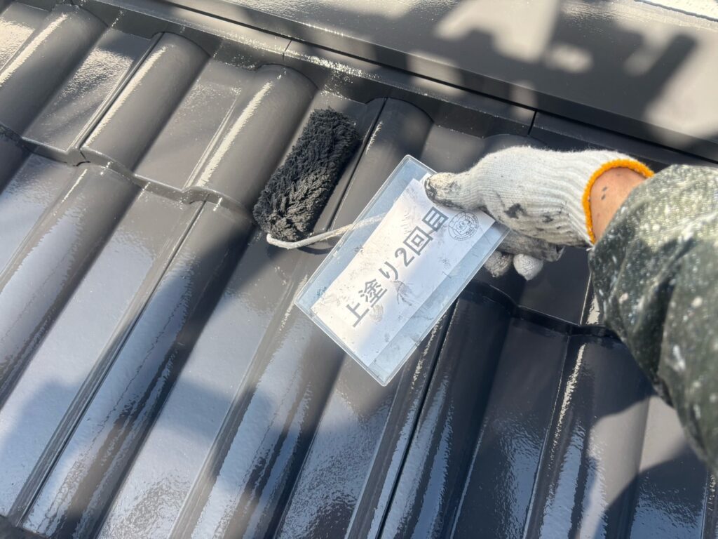 屋根塗装<br />
上塗り2回目状況