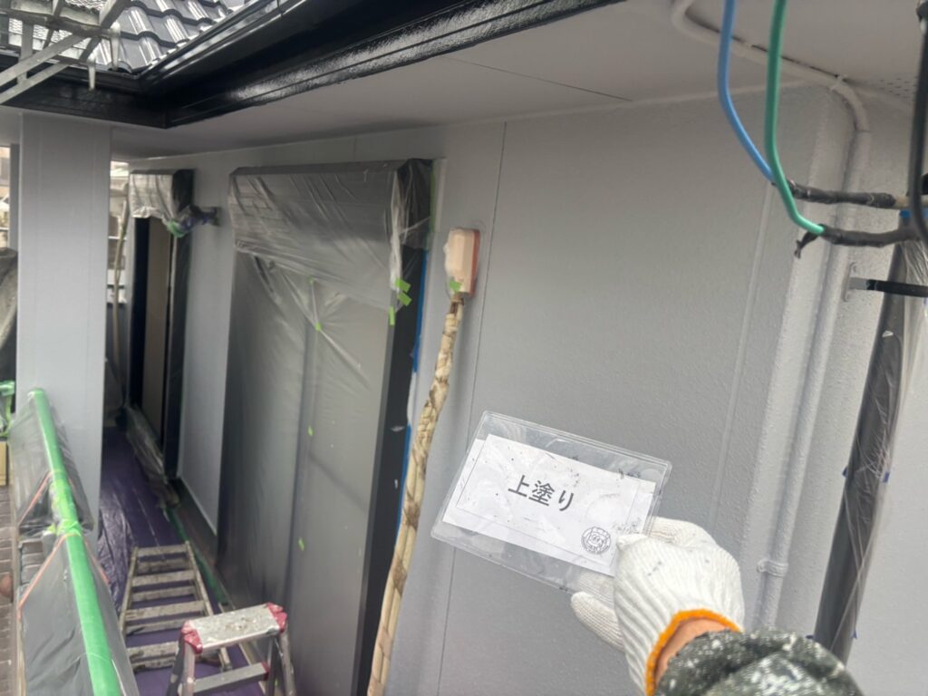 外壁塗装上塗り<br />
完成