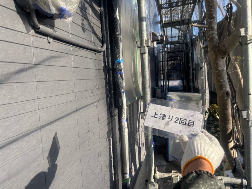 外壁塗装上塗り2回目<br />
完成