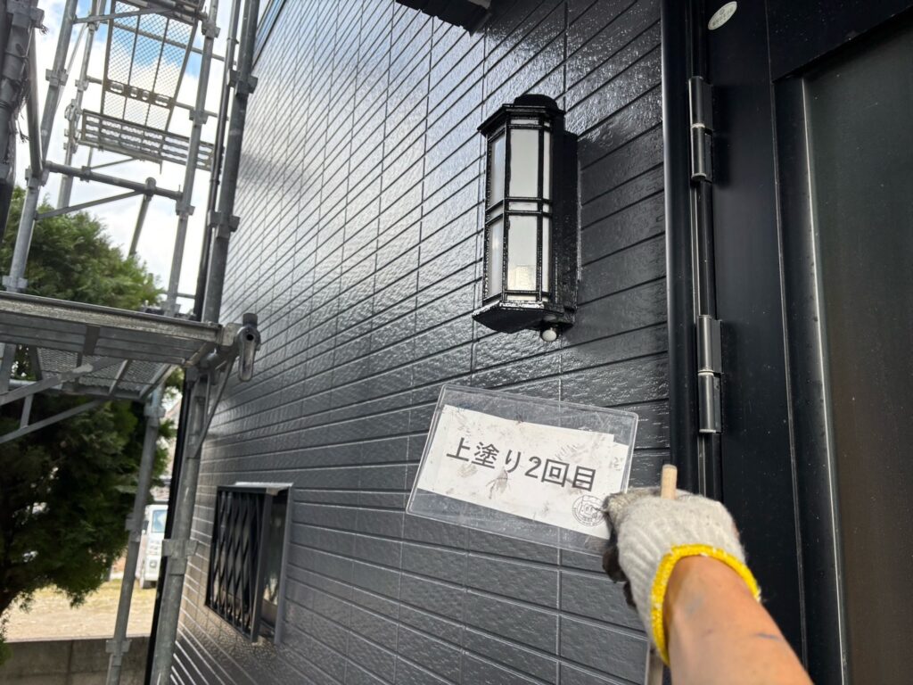 外壁塗装上塗り2回目<br />
完成<br />
光沢も出て綺麗に<br />
仕上がりました！