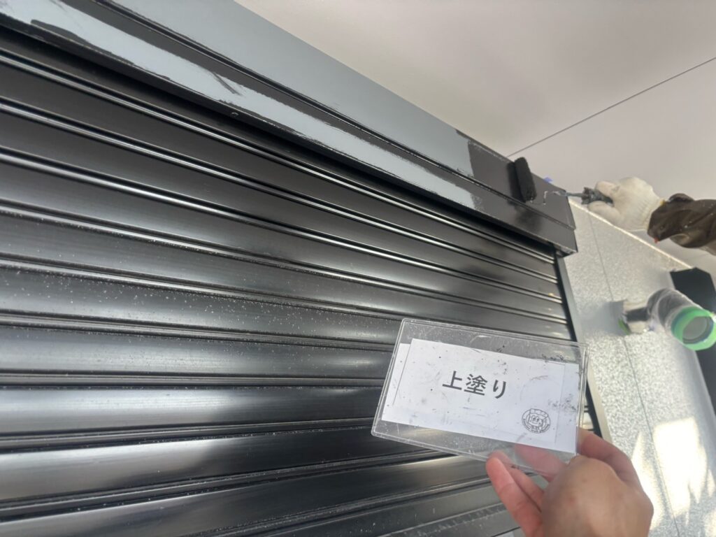 シャッターBOX塗装<br />
上塗り状況
