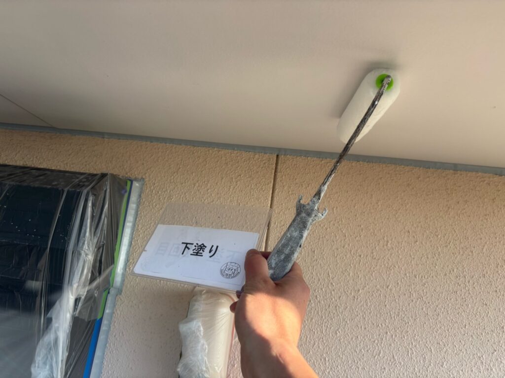 軒天塗装<br />
下塗り状況
