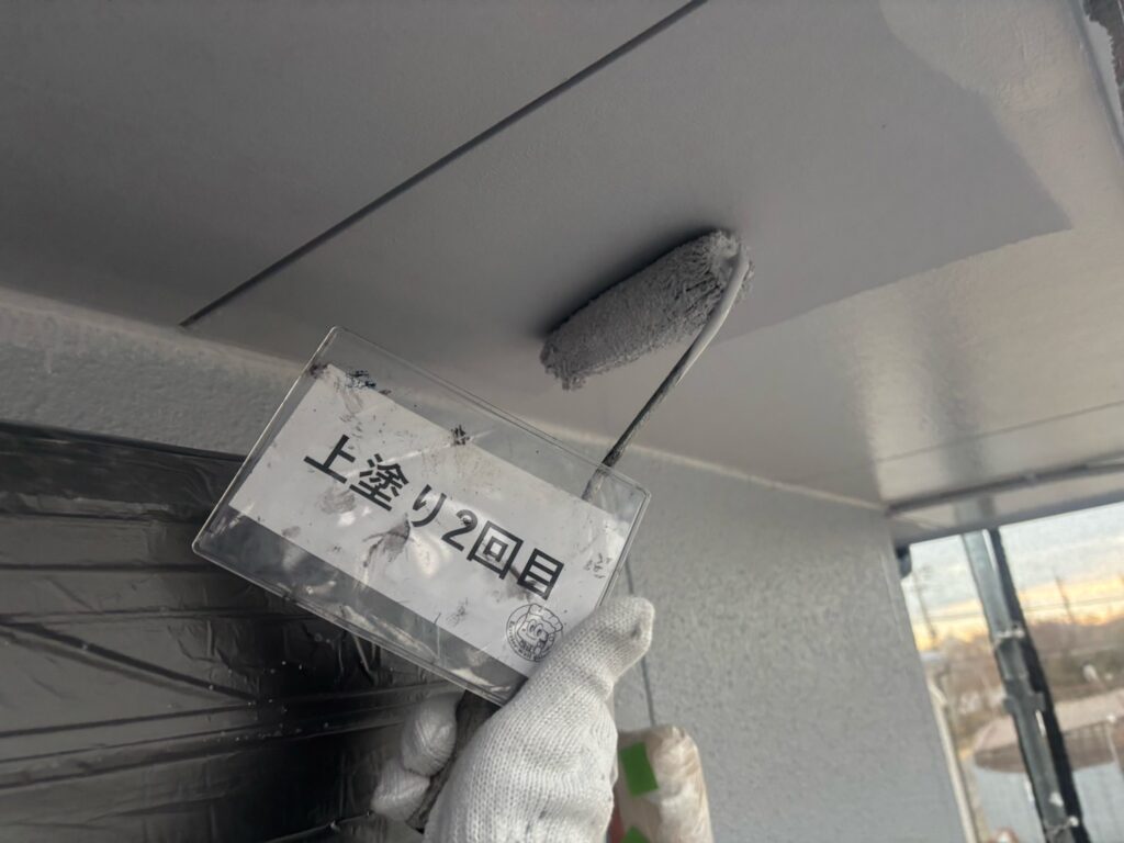 軒天塗装<br />
上塗り2回目状況