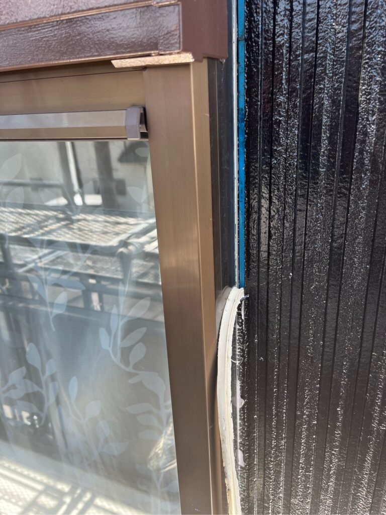 古いコーキングを切り取ります。撤去します。