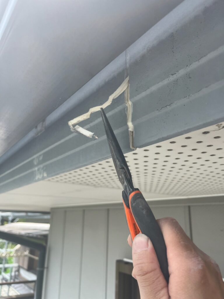 古いコーキングを切り取ります。撤去します。