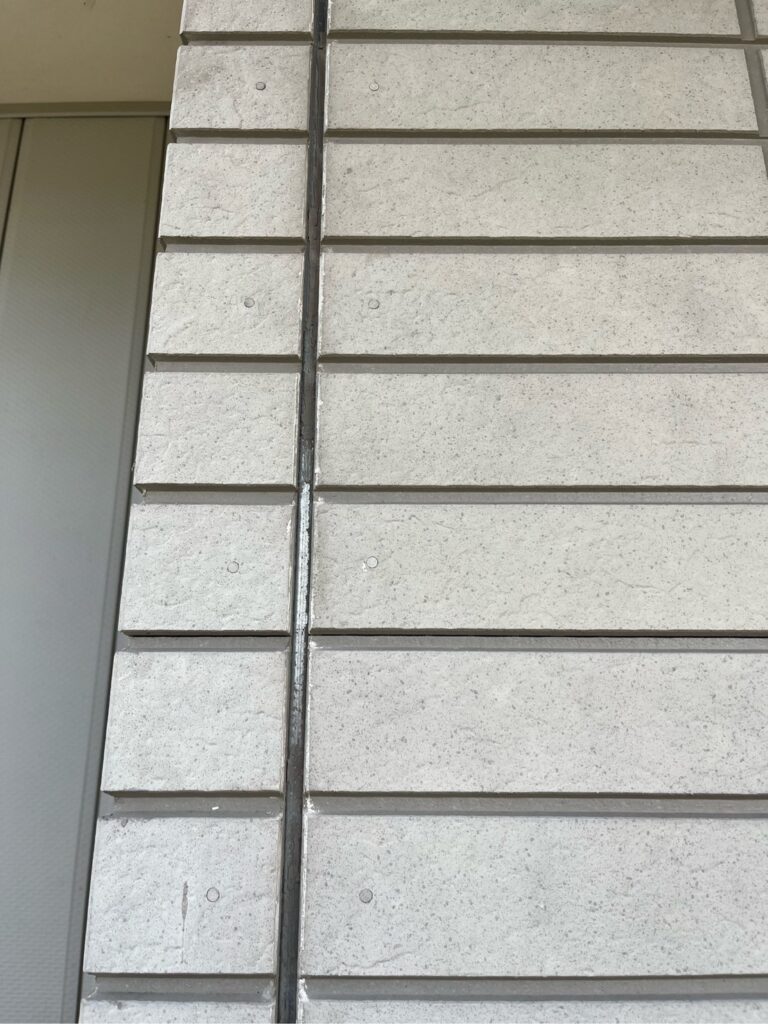 古いコーキングを切り取ります。撤去します。