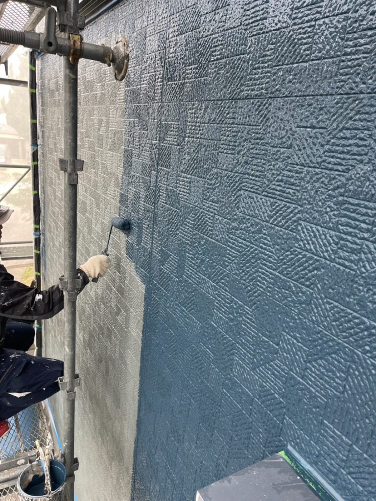 外壁塗装上塗り<br />
状況