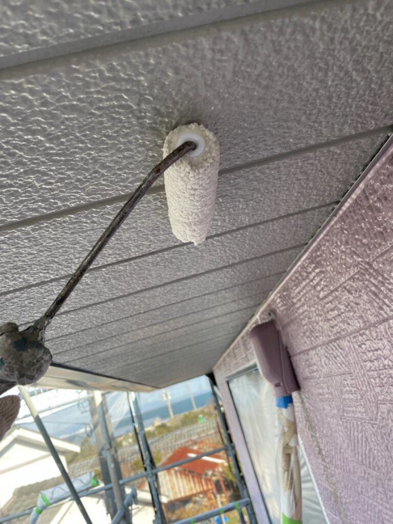 軒天塗装<br />
下塗り状況