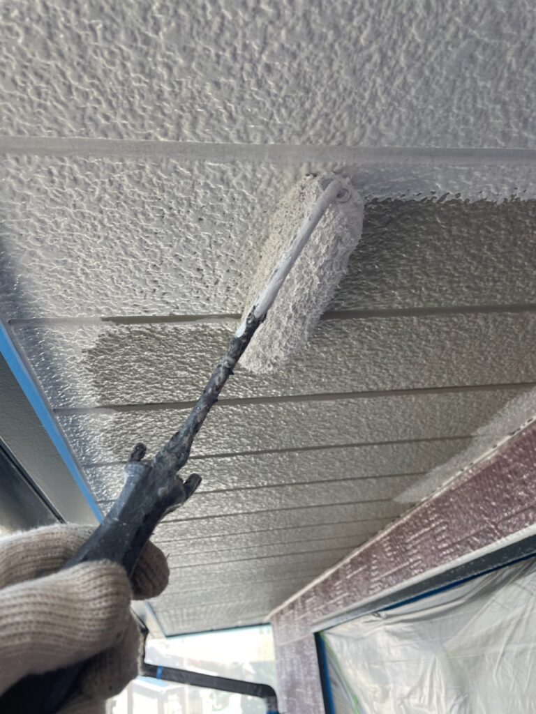 軒天塗装<br />
上塗り状況