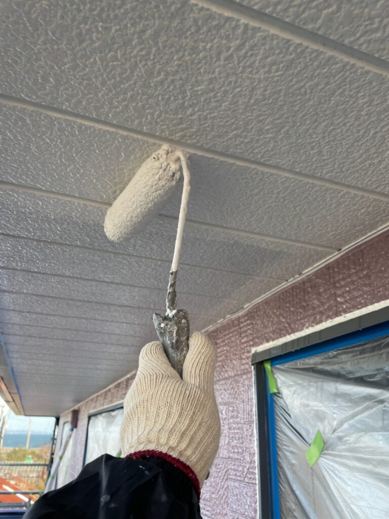 軒天塗装<br />
上塗り2回目状況