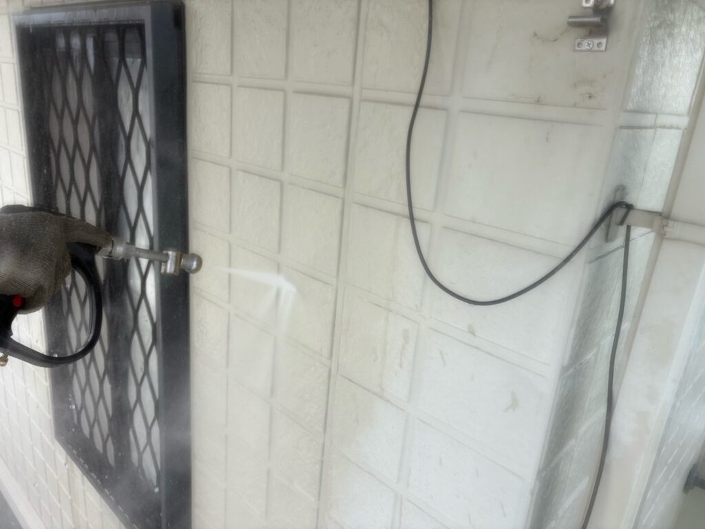 外壁塗装<br />
高圧洗浄状況
