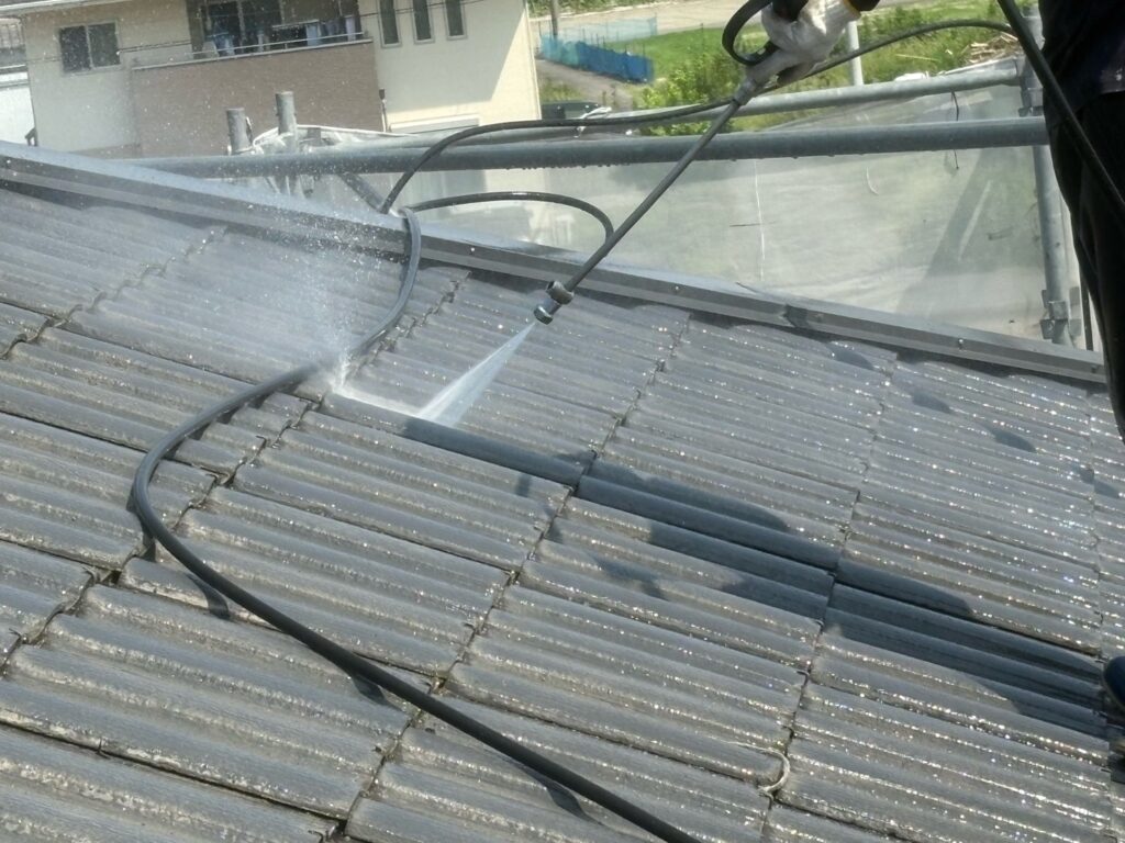 屋根塗装<br />
高圧洗浄状況