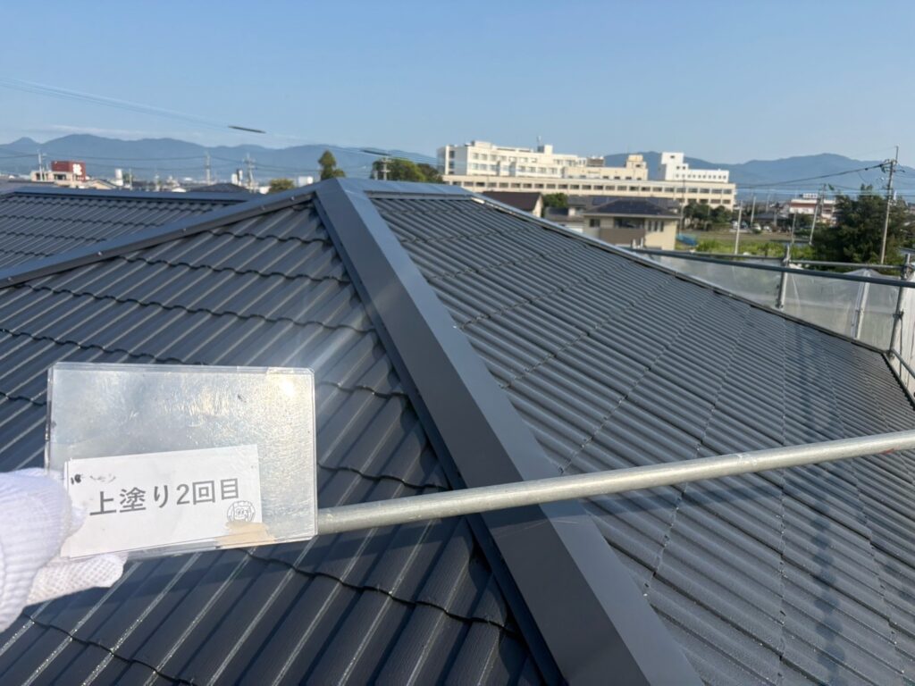 屋根塗装<br />
上塗り2回目完了
