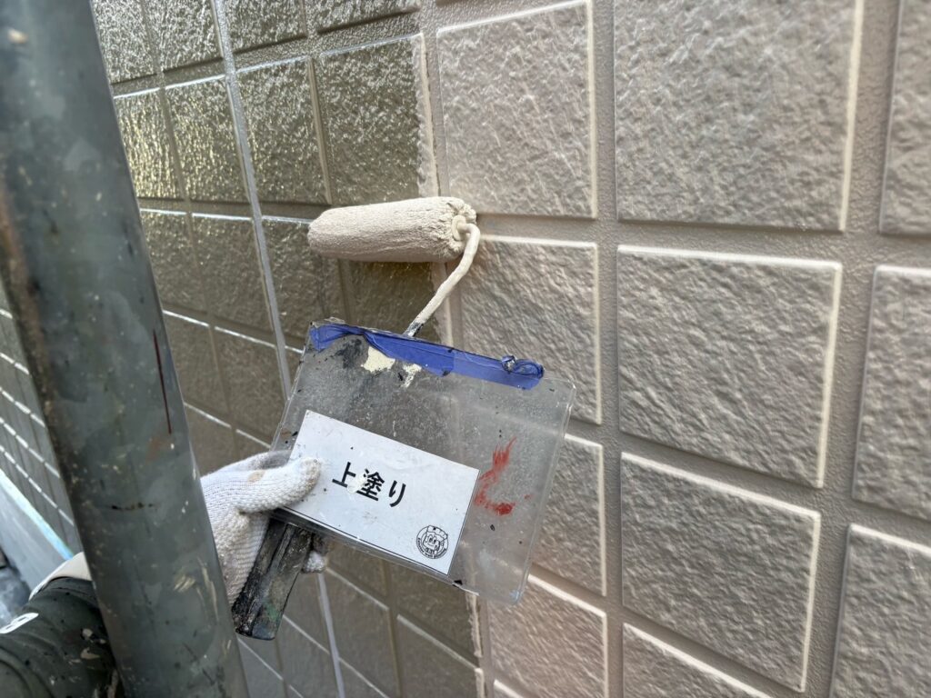 外壁塗装<br />
上塗り状況