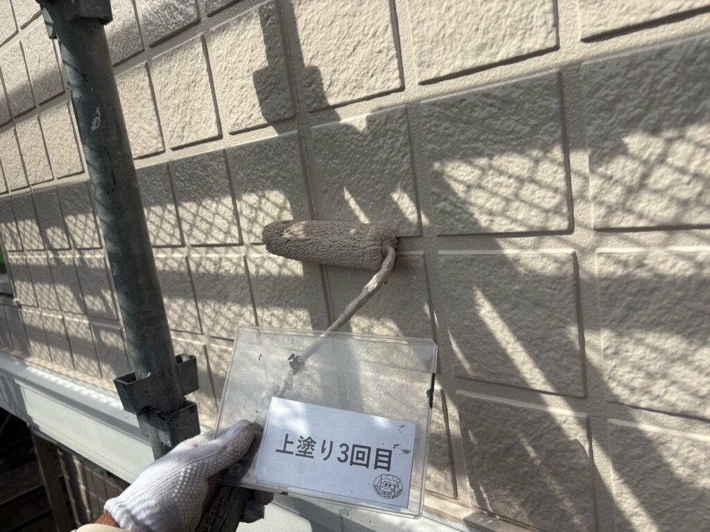 外壁塗装<br />
上塗り３回目状況<br />
南面が全体の中で特に痛みが見られたため通常より一回多く塗装しました。