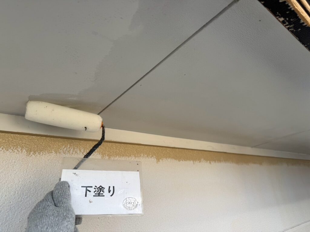 軒天塗装<br />
下塗り状況になります。