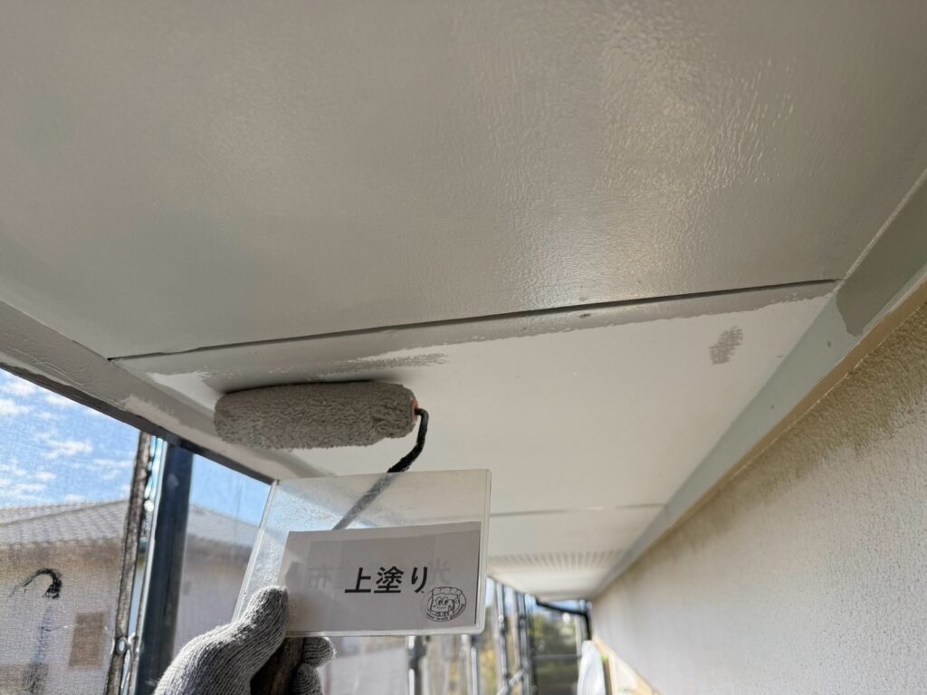 軒天塗装<br />
上塗り状況になります。