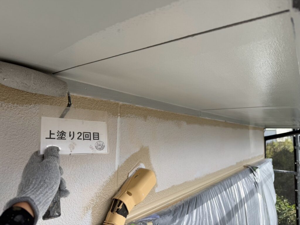 軒天塗装<br />
上塗り2回目状況になります。