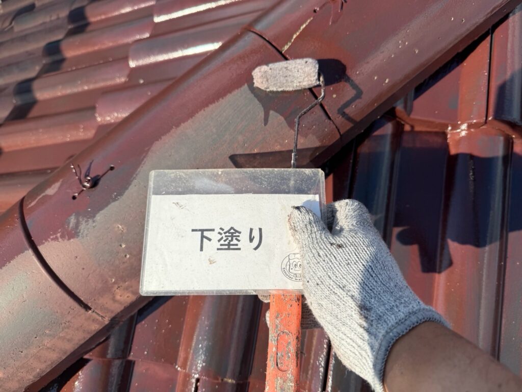 屋根塗装<br />
下塗り状況になります。