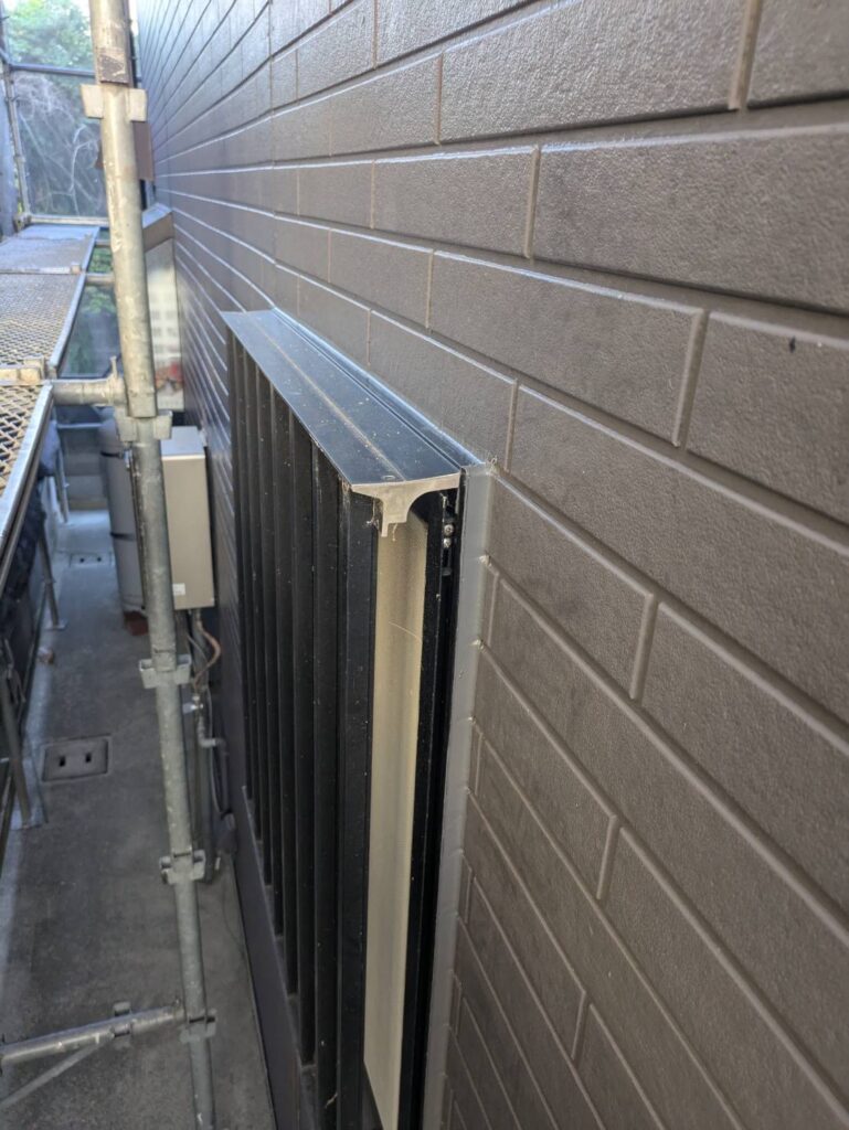 コーキング完成<br />
外壁色近似色に合わせて施工致しました。