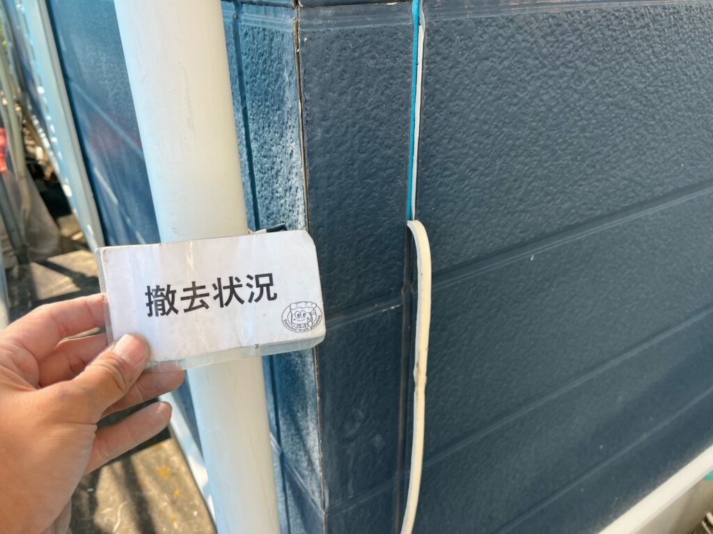 古いコーキングを切り取ります。撤去します。