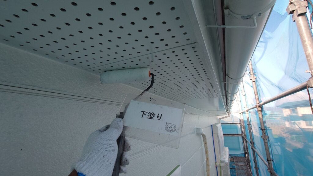 天井仕上げ<br />
下塗りです。