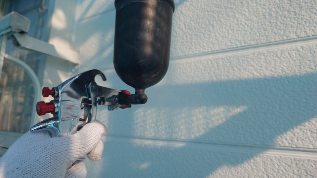 壁に仕上げ材の光触媒プロテクトコーティング（クリスタルシーズンtg）を塗布します。