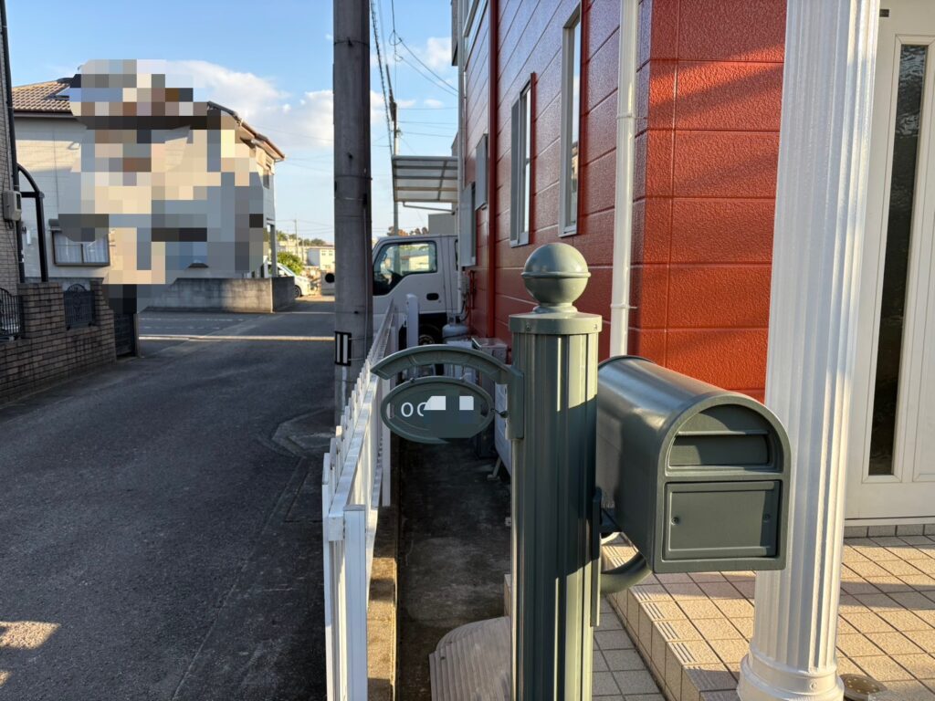 ポスト塗装完成<br />
表札も新設させていただきました。