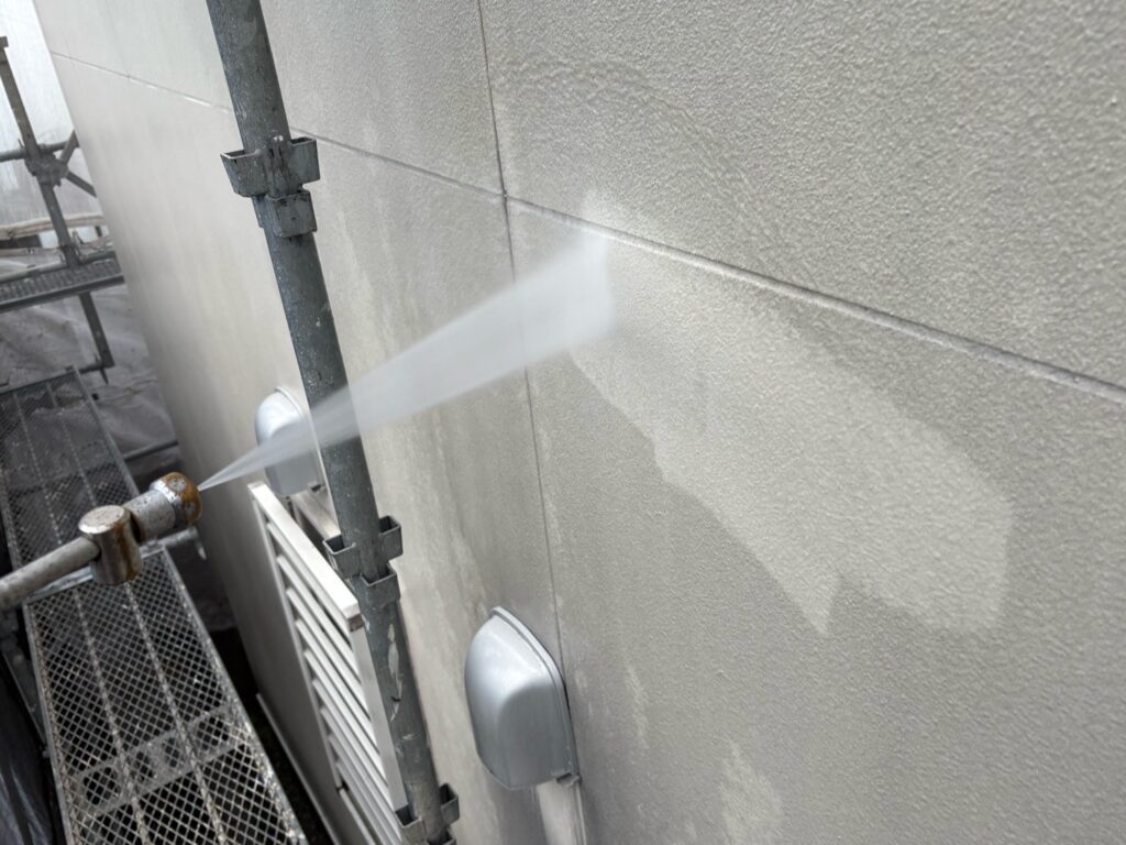外壁　高圧洗浄の様子になります。