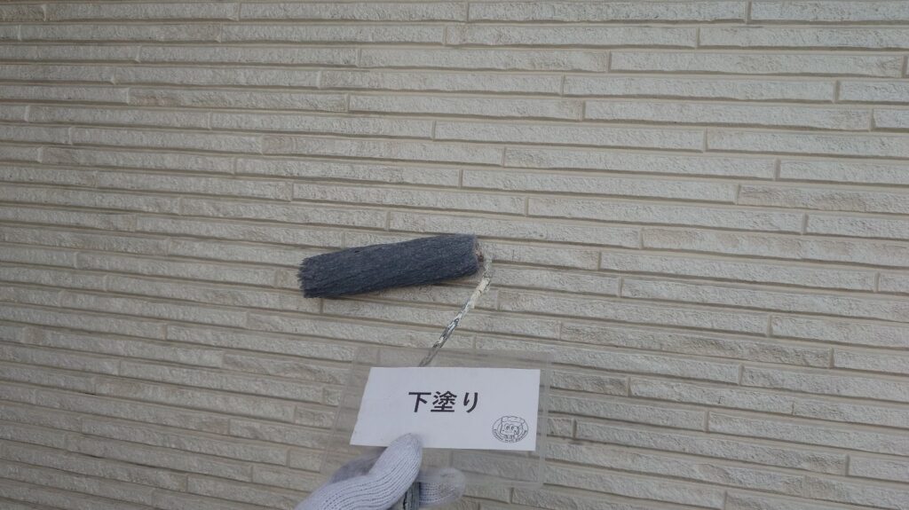 外壁塗装工事<br />
下塗り状況になります。<br />
今回は浸透力が高い下塗りになります。