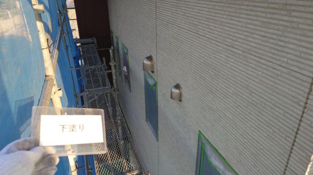 外壁塗装工事<br />
下塗り<br />
完成