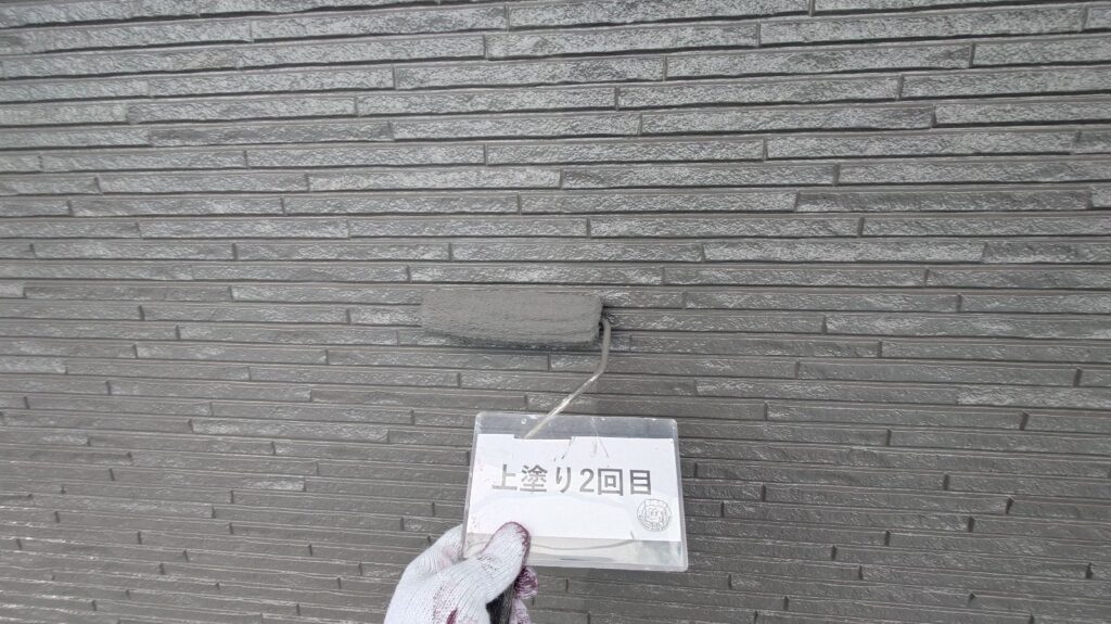 外壁塗装工事<br />
上塗り2回目状況になります。