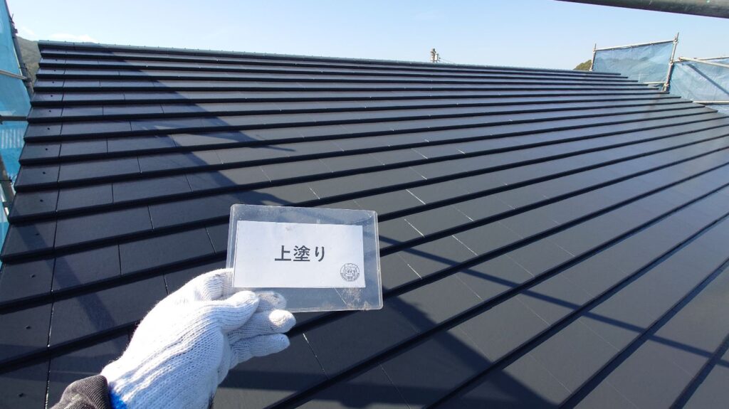 屋根塗装工事<br />
上塗り<br />
完成