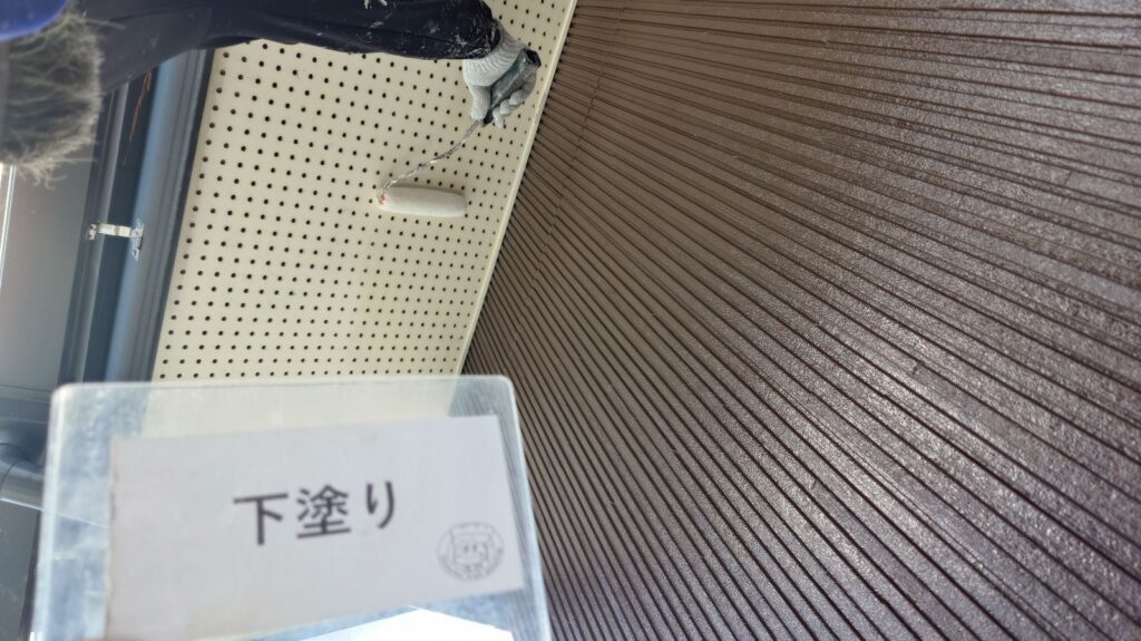 軒天塗装<br />
下塗り状況になります。
