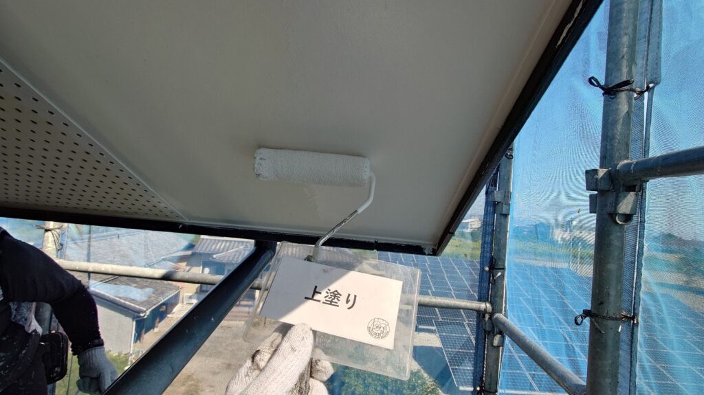 軒天塗装<br />
下塗り状況になります