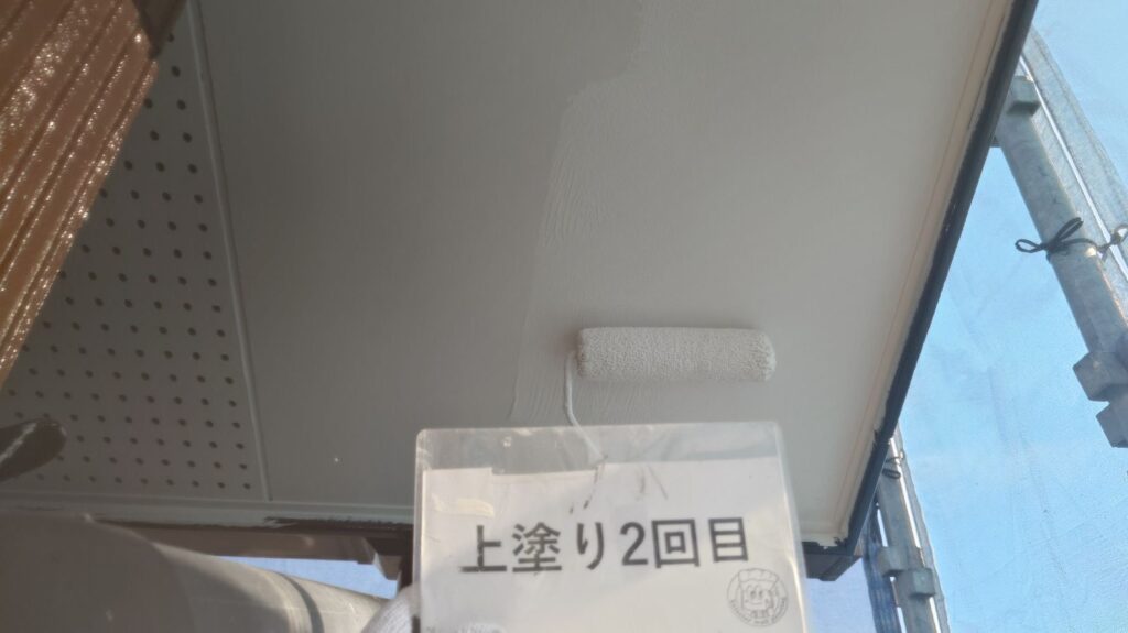 軒天塗装<br />
上塗り2回目状況になります