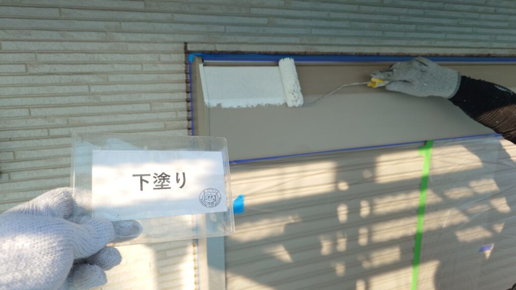 シャッターBOX塗装<br />
下塗り状況になります。