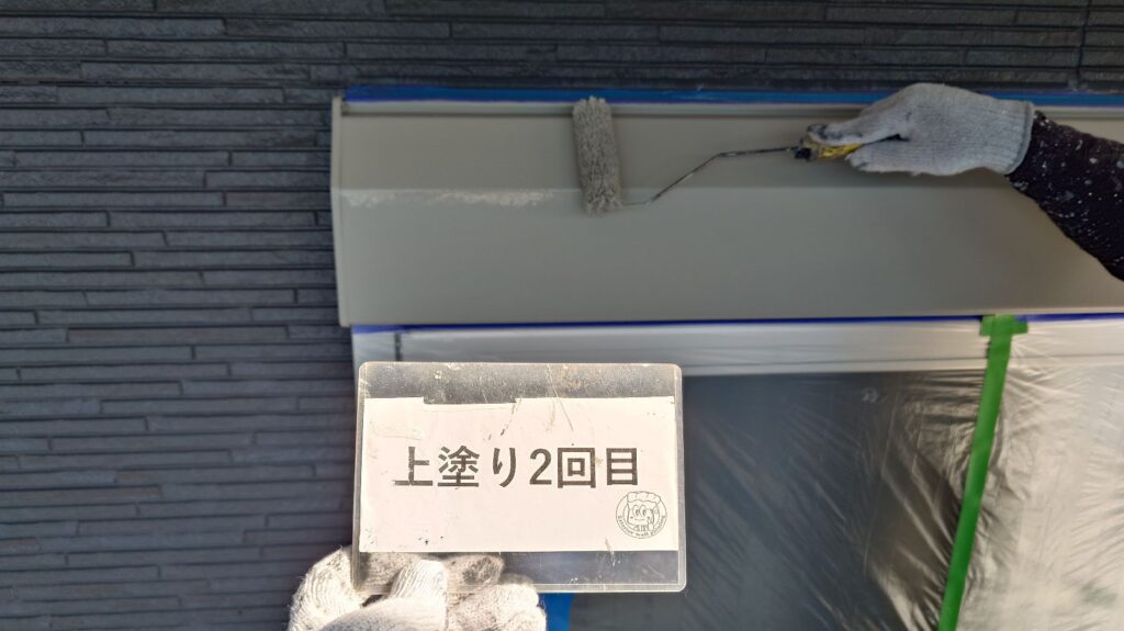 シャッターBOX塗装<br />
上塗り2回目状況になります。