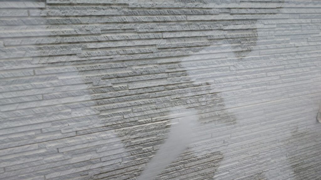 外壁高圧洗浄<br />
状況