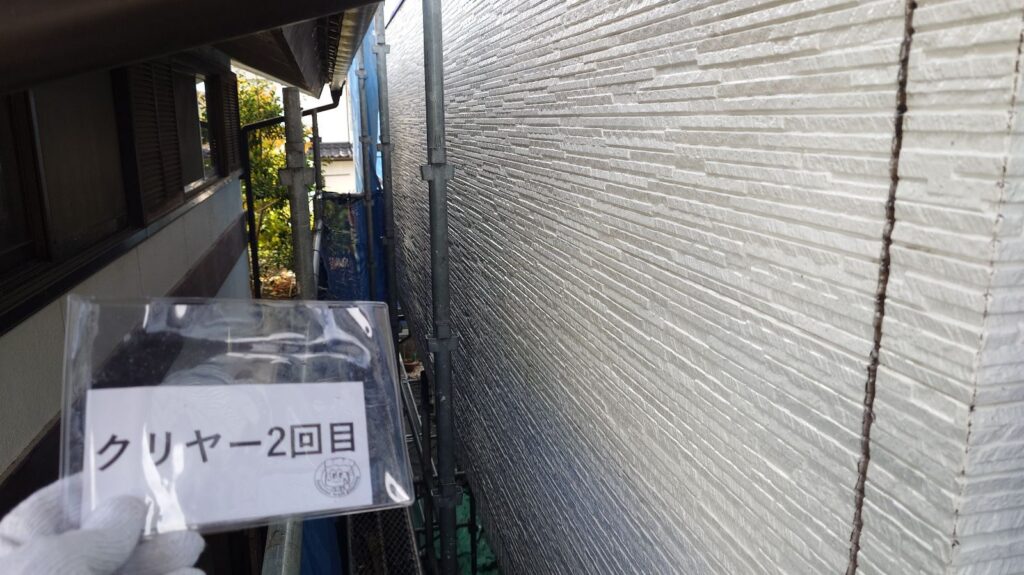 外壁クリヤー<br />
２回目塗装<br />
完成