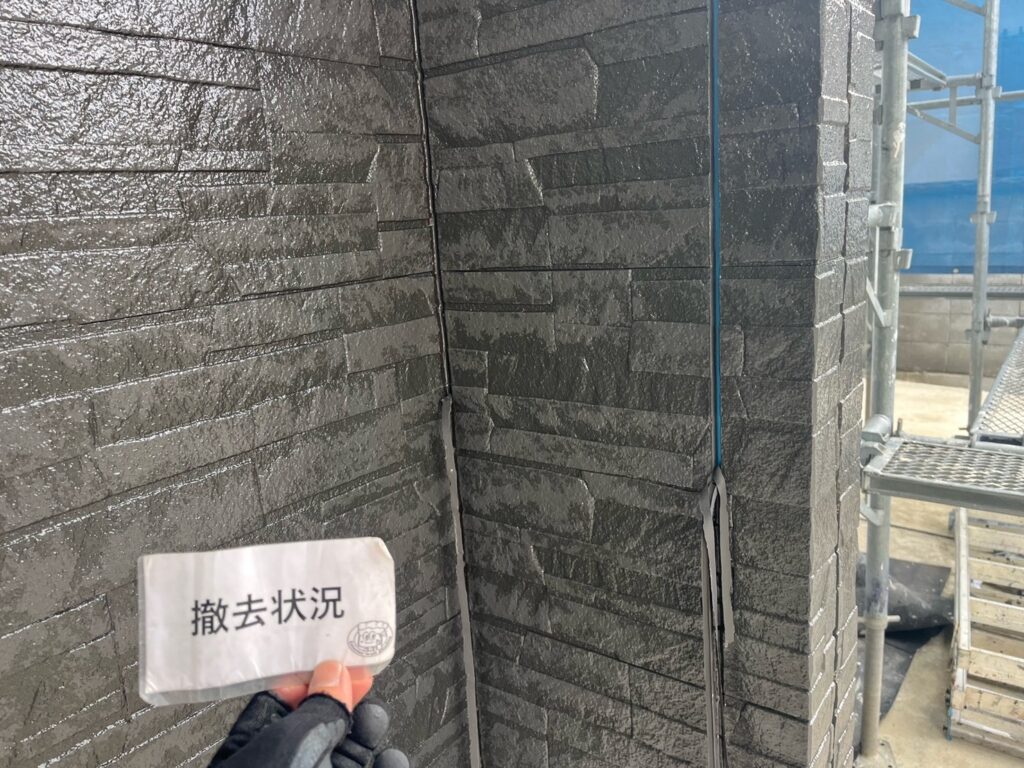 既存コーキング撤去状況