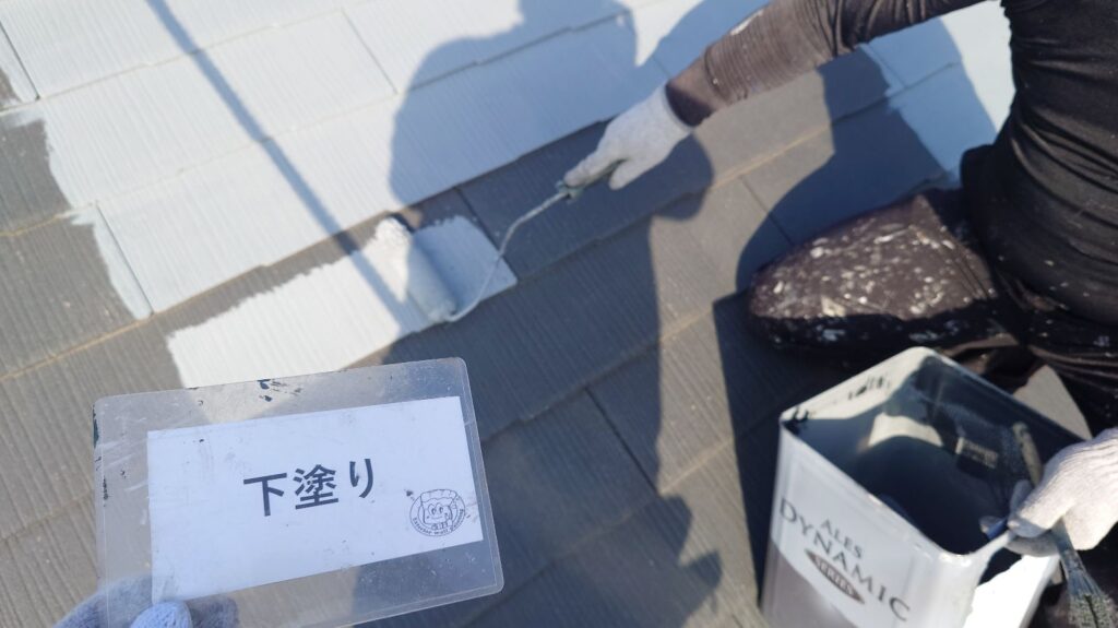 屋根塗装<br />
下塗り<br />
1回目状況
