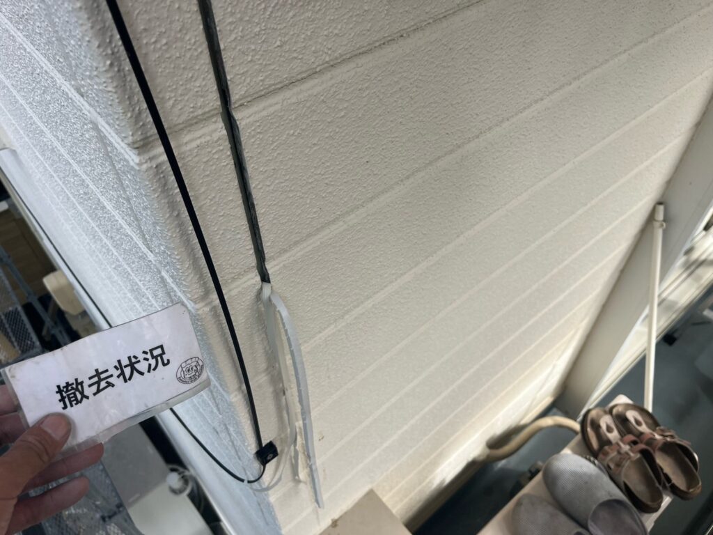 古くなったコーキングを撤去しました。