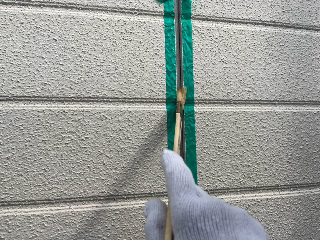 コーキング<br />
プライマー施工になります。