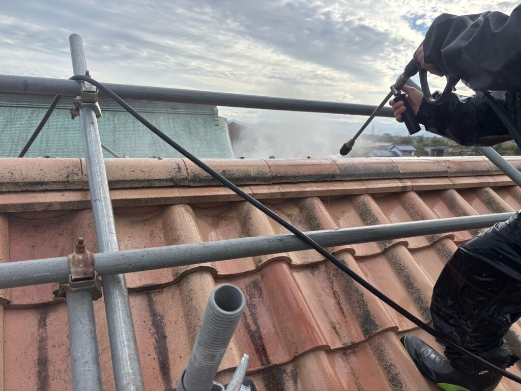 屋根<br />
高圧洗浄状況