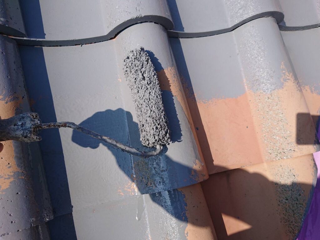 屋根塗装<br />
下塗り状況になります。