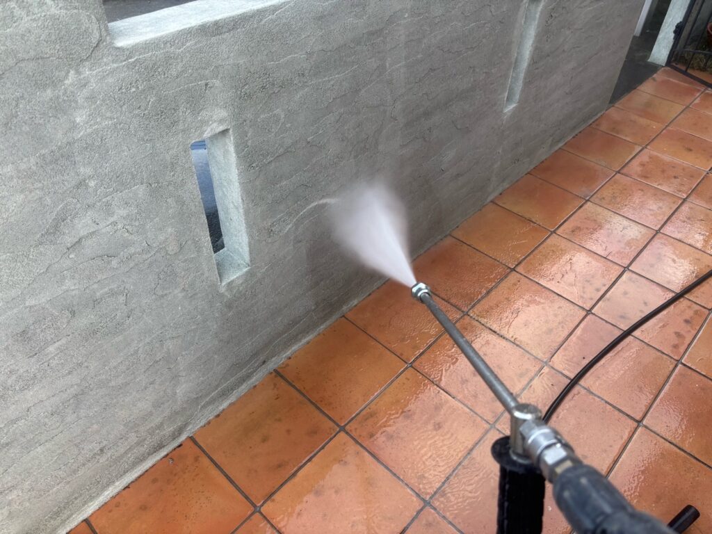 塀<br />
高圧洗浄状況