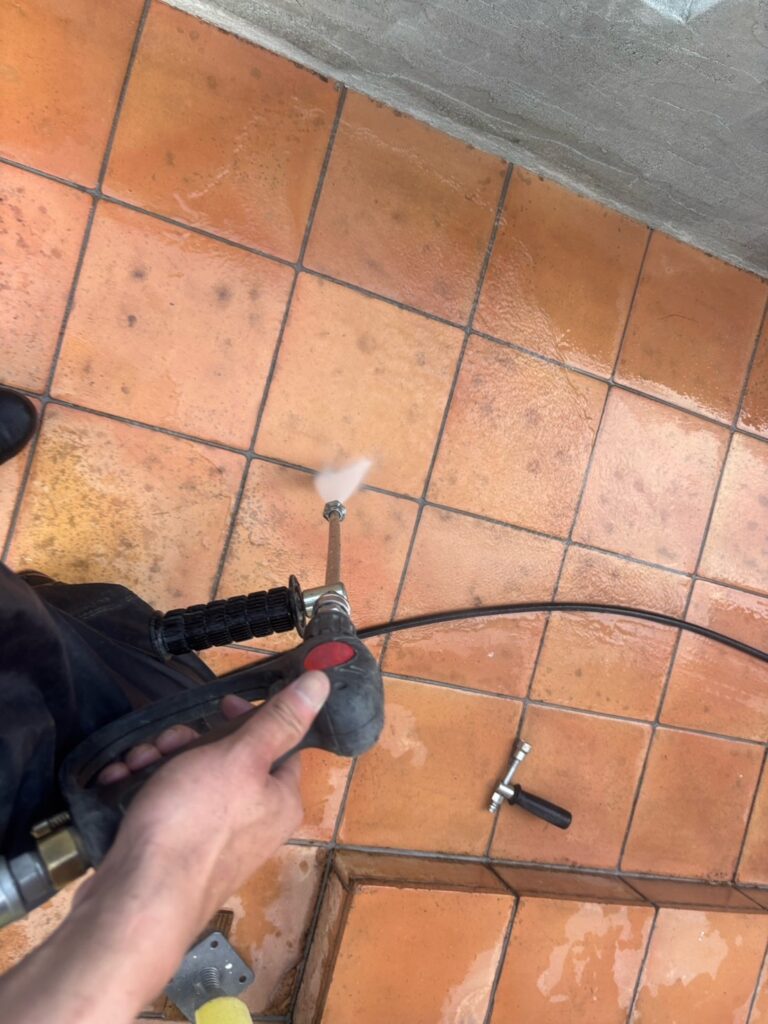 玄関タイル<br />
高圧洗浄状況