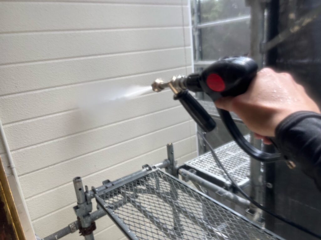 外壁<br />
高圧洗浄状況